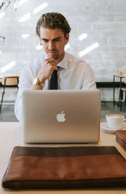 Lucleon Montre Grover Imperial -MONTRES Soldes man in shirt with laptop and accessories