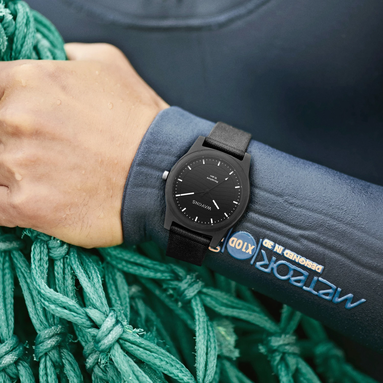 Waykins Recapture | Montre noire en matériaux recyclés 5 Waykins Recapture | Montre noire en matériaux recyclés – Image 3